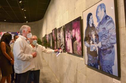 La muestra Mi foto con Fidel, «recoge algunos de los numerosos encuentros que sostuvo Fidel con músicos cubanos y de otros países