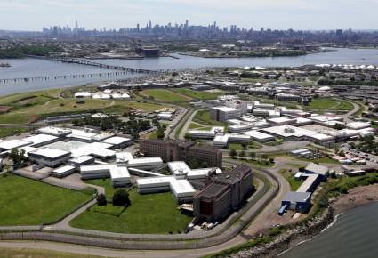 Vista del complejo carcelario de Rikers Island con capacidad para 10 000 prisioneros