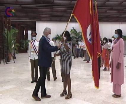 Díaz-Canel entregó las banderas 28 de Septiembre