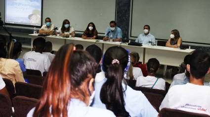 Ministro de Salud junto a jóvenes profesionales de la Salud en Holguín