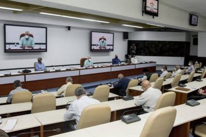 Intercambia presidente cubano con directivos del sistema empresarial estatal