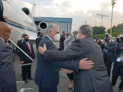 El Presidente cubano, Miguel Díaz-Canel Bermúdez, a su llegada a México