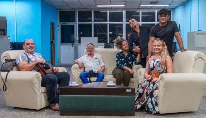 Parte del elenco actoral de Vuelve a mirar