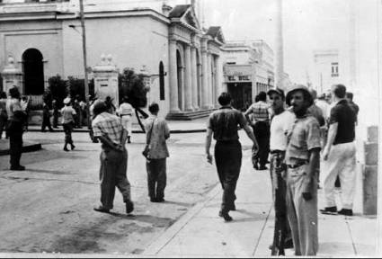 El pueblo cienfueguero armado, en las inmediaciones del Parque Martí.