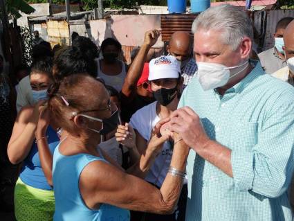 El Presidente cubano compartió con vecinos de la barriada de El Fanguito