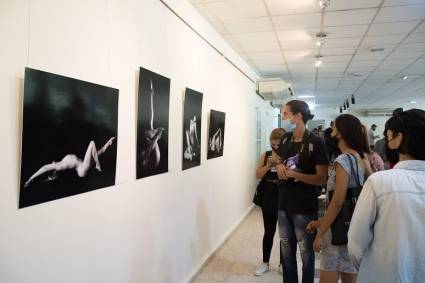 Previa a la inauguración, quedó abierta al público en la galería Gestus, de la Casa del Joven Creador, la primera muestra personal del fotógrafo Rogelio Loret de Mola, titulada Esquirlas de un paisaje desnudo.