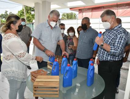 Díaz-Canel visita proyecto de desarrollo local