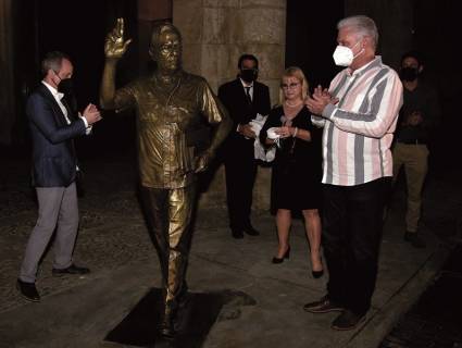 estatua dedicada a Eusebio Leal