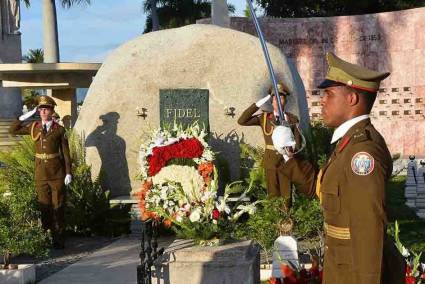 Las flores en nombre del pueblo de Cuba, el primer tributo del día