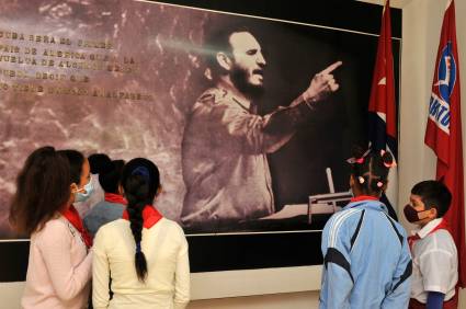 Los niños y adolescentes que visitan el museo se detienen por un buen rato ante la imagen de Fidel que aparece en una de las salas de la institución.