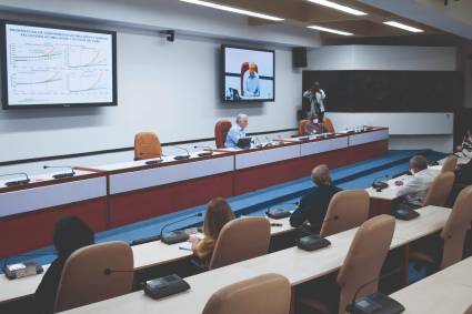 En reunión con científicos y expertos del Ministerio de Salud Pública, el Presidente Díaz-Canel insistió en la necesidad de reforzar  la vigilancia epidemiológica en fronteras y comunidades