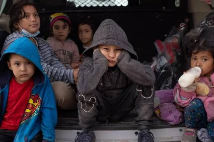 Niños migrantes en un vehículo de la Patrulla Fronteriza de EE. UU.