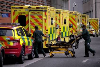 Personal militar ayuda en saturados hospitales de Londres