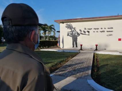 Inauguración de obra artística dedicada a Fidel Castro como parte de las actividades por el aniversario 60 de la Defensa Civil.