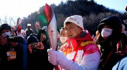 El actor hongkonés Jackie Chan con la llama olímpica