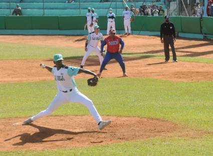 Piratas de La Isla vs Alazanes de Granma