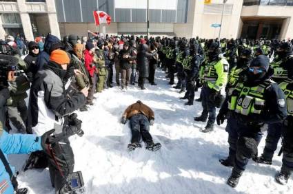 Choques violentos policía-civiles en calles de Ottawa.