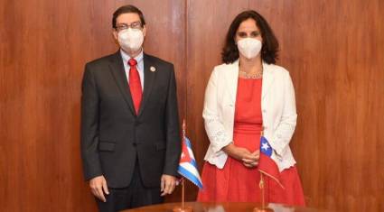El ministro de Relaciones Exteriores de Cuba junto a su homóloga chilena