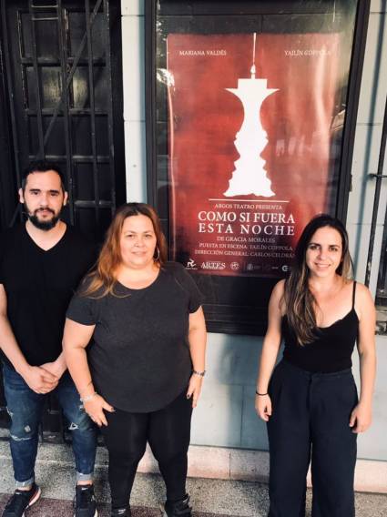 Mariana Valdés (izquierda), Yailín Coppola (al centro) y Roger Fariñas son parte del pequeño equipo responsable de la puesta en escena.