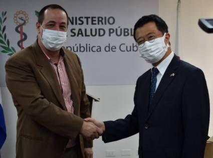 El Dr. José Angel Portal Miranda, ministro de Salud Pública (I) junto al embajador de Japón en Cuba, Hirata Kenji
