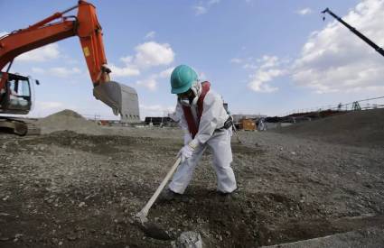 Un trabajador durante las tareas de descontaminación en Okuma en 2016