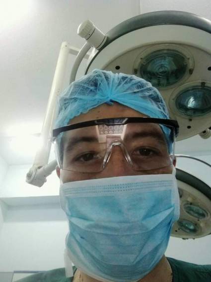 Maikel García, quien en el hospital bayamés dirige a 30 profesionales, entre residentes y especialistas, expone que el médico debe superarse constantemente.