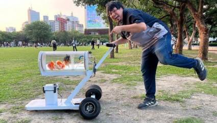 Huang Xiaojie de paseo con sus peces