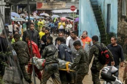 Rescatistas trabajan tras deslizamiento de tierra en la comunidad Jardim Monte Verde, en Recife, estado de Pernambuco