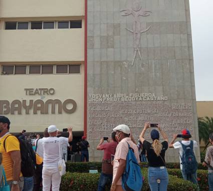 Homenaje en mármol al avileño Yosvany Abril y el colombiano John Freddy Bedoya, teatristas vìctimas de la COVID-19