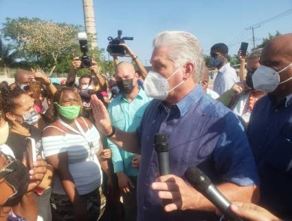 Visita de Miguel Díaz-Canel Bermúdez a la comunidad El Tejar