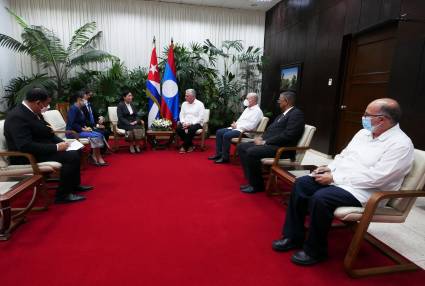 Recibimiento de representantes de Tribunal Supremo Popular de Laos