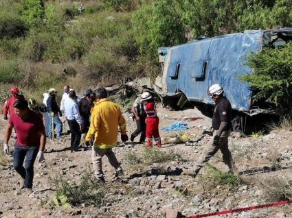 En San Luis Potosí, cayó a un barranco un autobús