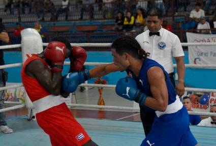 El sureño Erislandy Álvarez se ganó a puro golpe el galardón al púgil más combativo del certamen.