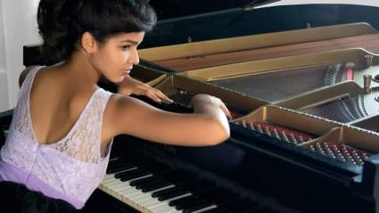 Pie de foto 1: La artista capitalina, aunque prefiere la interpretación clásica, ha incursionado en piezas populares para piano como la obra Caribeña de Alejandro Falcón.