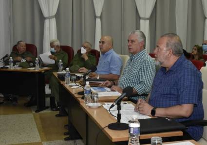 Presidente cubano, junto a su equipo de Gobierno, en el Estado Mayor de la Defensa Civil