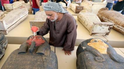 Descubren nuevos sarcófagos con momias en Egipto