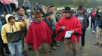 El líder indígena Leónidas Iza, a la derecha en la imagen