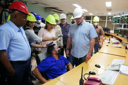 Durante su recorrido, el Presidente cubano intercambió con jóvenes sobre la necesidad de superarse cada vez más, y elogió la responsabilidad que tienen sobre los hombros.