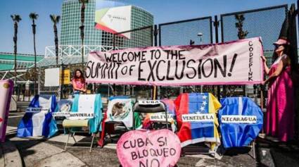 La organización Code Pink realizó una manifestación en apoyo a Cuba, Venezuela y Nicaragua, países excluidos de la Cumbre de las Américas, frente al Centro de Convenciones de Los Ángeles, sede del evento