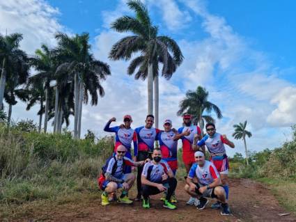 Los miembros del Cuban Trail Team siempre lucen los emblemas del club.
