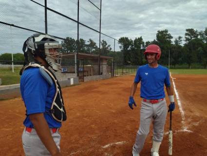 Reinier Vera (con el bate) está en su primera oportunidad en una liga extranjera.