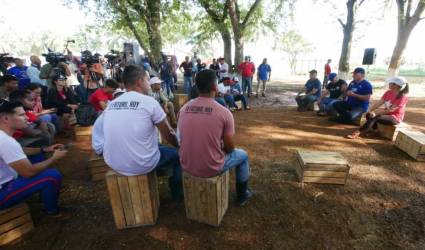 Presidente cubano dialoga con los jóvenes durante trabajo voluntario