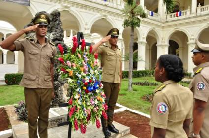 Con la colocación de una ofrenda floral en la base del monumento al Apóstol inició la entrega del sello conmemorativo.