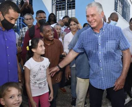 Presidente cubano visita barrios de la capital
