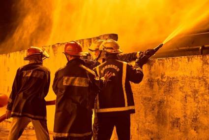 El trabajo de los bomberos fue incansable para apagar el incendio.