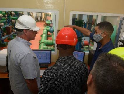 El Presidente cubano recorrió las centrales termoeléctricas