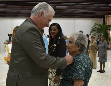 Presidente de Cuba impuso a cinco compañeras la Orden Mariana Grajales