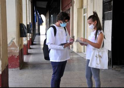 Como lo hicieron en los tiempos más críticos de la COVID-19, ahora los más nuevos, convocados por la UJC, las organizaciones estudiantiles y el Ministerio de Salud Pública, se juntan para contribuir a contener la transmisión del dengue.