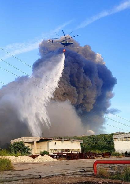 Tres helicópteros militares realizaron más de 60 lanzamientos de agua