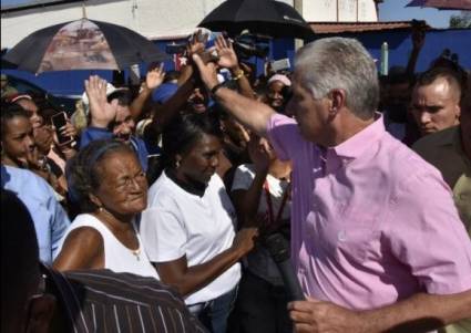 Miguel Díaz-Canel visita al barrio La Guayaba